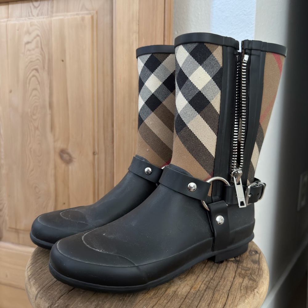 Black & Tan Burberry Plaid Men’s Rain Boots with Harness Detail - Picture 5 of 5